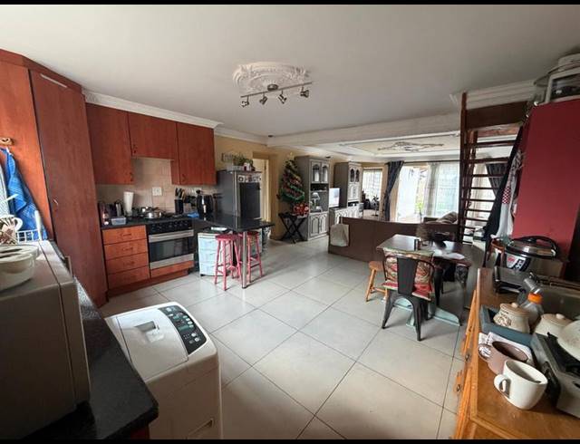 4 BEDROOM HOUSE FOR SALE IN SONNEVELD